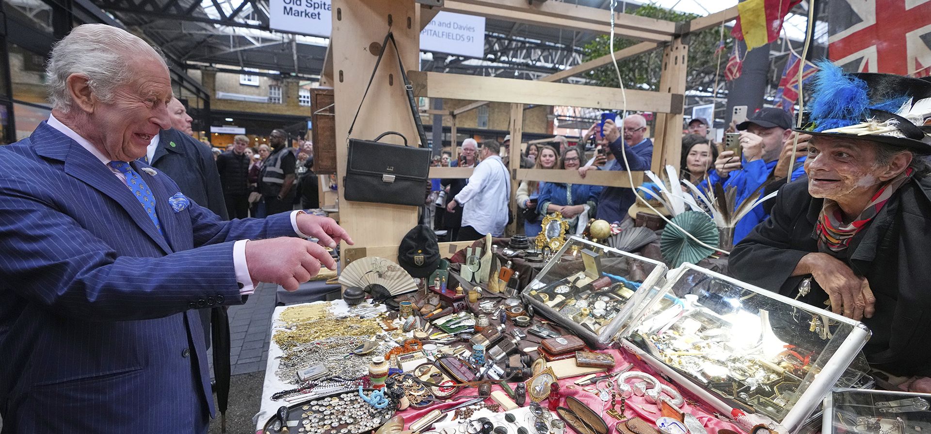 El rey Carlos de Gran Bretaña habla con los comerciantes durante su asistencia al South by SouthWest London (SXSW London), un festival de cultura, tecnología y creatividad en Shoreditch, Londres, el jueves 5 de junio de 2025. (Foto AP/Kirsty Wigglesworth, Pool) El rey Carlos de Gran Bretaña habla con los comerciantes durante su asistencia al South by SouthWest London (SXSW London), un festival de cultura, tecnología y creatividad en Shoreditch, Londres, el jueves 5 de junio de 2025. (Foto AP/Kirsty Wigglesworth, Pool)