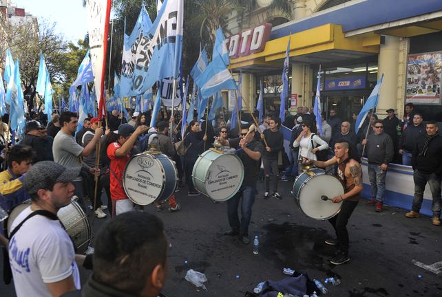 Protesta. El gremio mercantil en Rosario reclamó frente a los grandes supermercados que no abran los domingo y cumplan la norma provincial.