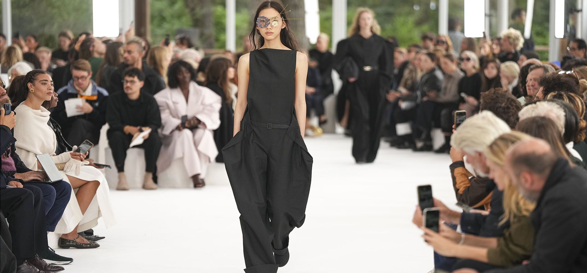 Una modelo luce una creación de la colección primavera/verano 2025 de Issey Miyake, presentada el viernes 27 de septiembre de 2024 en París. (Foto de Scott A Garfitt/Invision/AP) Una modelo luce una creación de la colección primavera/verano 2025 de Issey Miyake, presentada el viernes 27 de septiembre de 2024 en París. (Foto de Scott A Garfitt/Invision/AP)