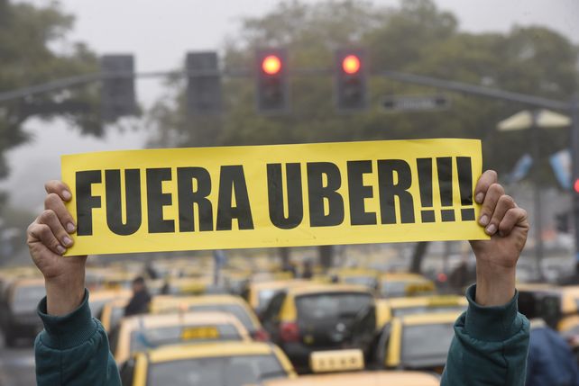 RECHAZO. Los taxistas rosarinos exhibieron su férrea oposición al ingreso de Uber en el transporte local.