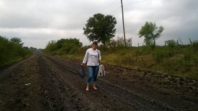 Docentes entrerrianas caminan 15 kilómetros descalzas para dar clases