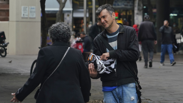 Los vendedores ambulantes recorren todos los días las peatonales