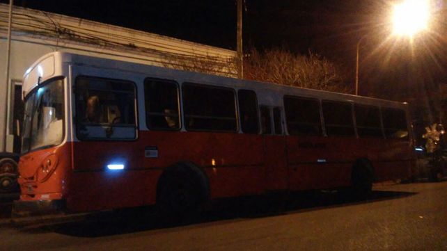Dos personas fueron hospitalizados tras chocar una moto y un colectivo