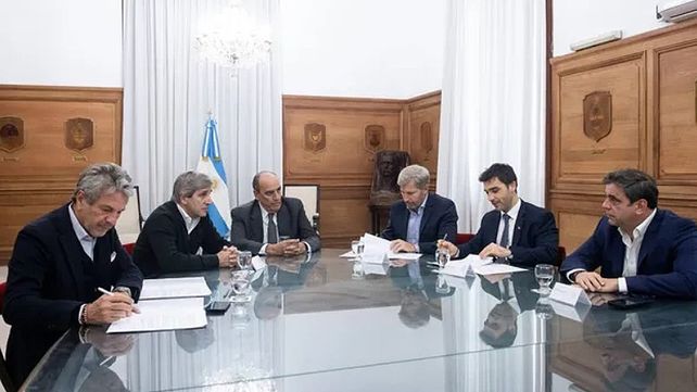 La caída de los recursos coparticipables complica el equilibrio fiscal en Entre Ríos. El gobierno busca cumplir sus compromisos sin aumentar impuestos.