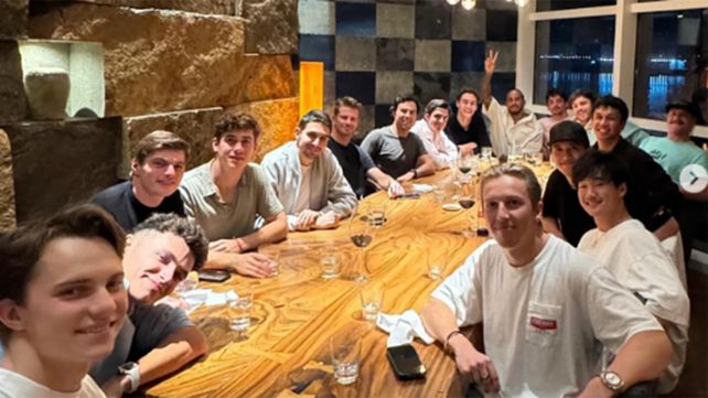 Franco Colapinto con Max Verstappen, a su derecha, y Esteban Ocon, a su izquierda, en la mesa de pilotos.