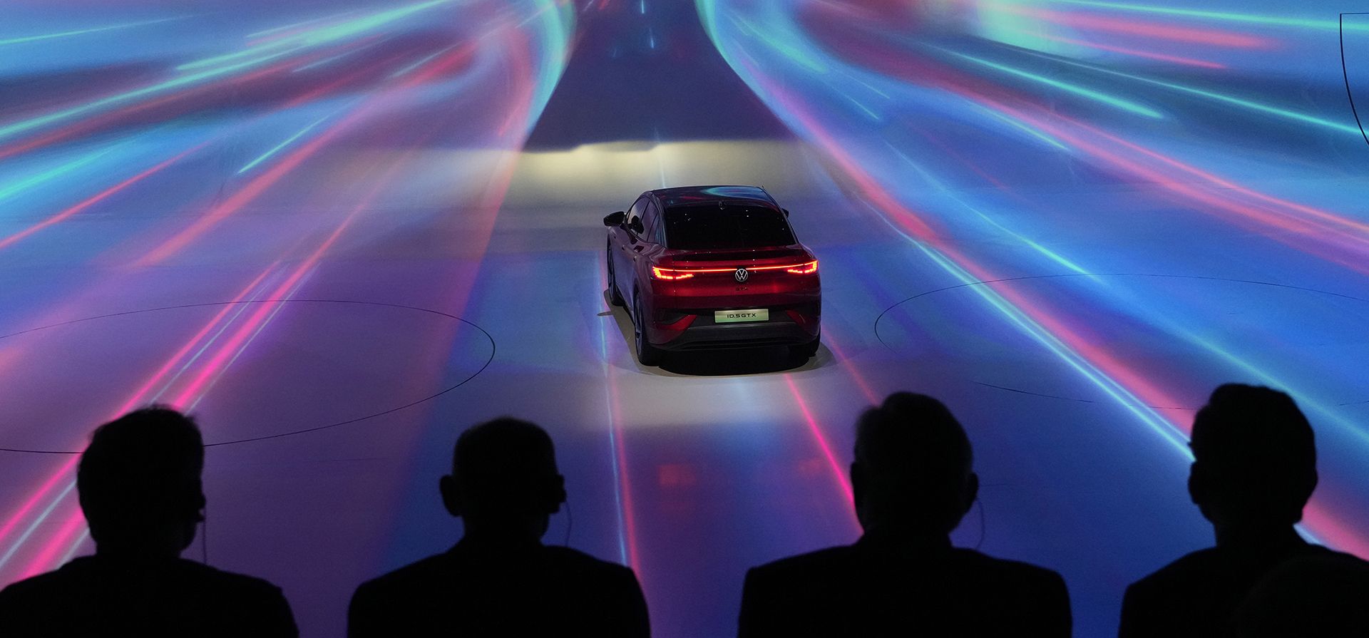 Asistentes ven una presentación de los últimos vehículos de Volkswagen en la víspera de la feria Auto Shanghai 2023 en Shanghái, China, el lunes 17 de abril de 2023. (Foto AP/Ng Han Guan)
