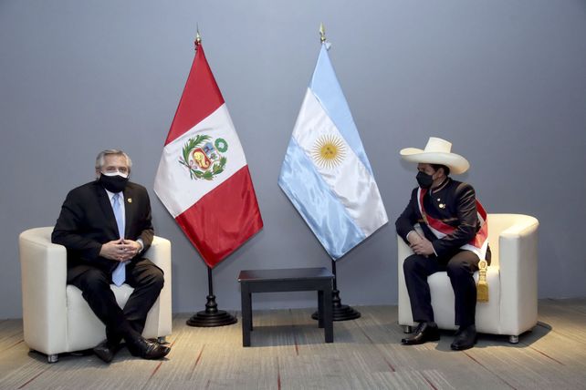 Pedro Castillo asumió en Perú y prometió un cambio responsable