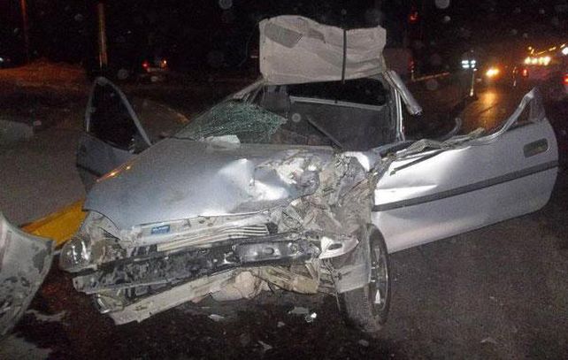 El Chevrolet Corsa chocó de atrás a un camión en un semáforo.