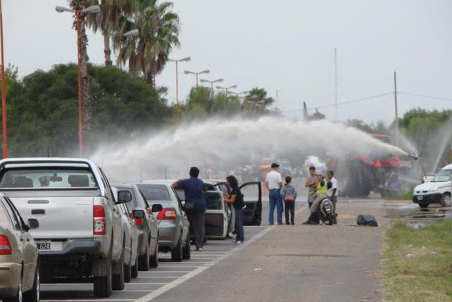 En la Ruta 19. A la altura de la localidad cordobesa de Arroyito un productor saca el agua de su campo hacia la ciudad.