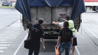 Salieron a controlar faltantes de stock en supermercados por posibles desvíos de productos.