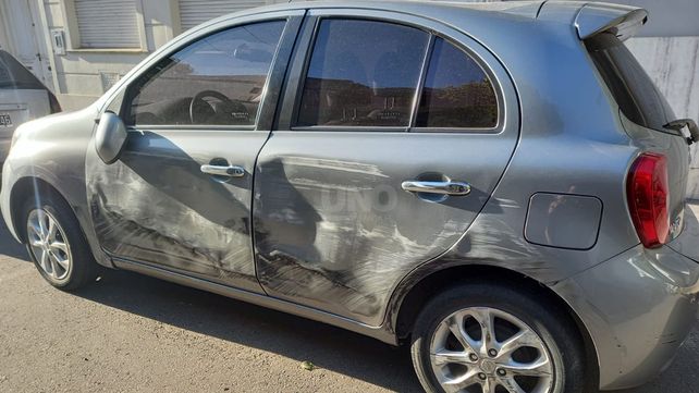 El auto sufrió daños importantes a la madrugada.