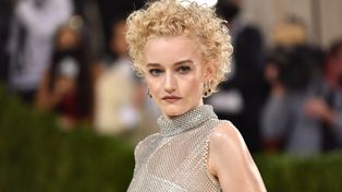 Julia Garner llegó a la final tras una serie de complejas audiciones para lograr la impronta escénica y vocal de Madonna.