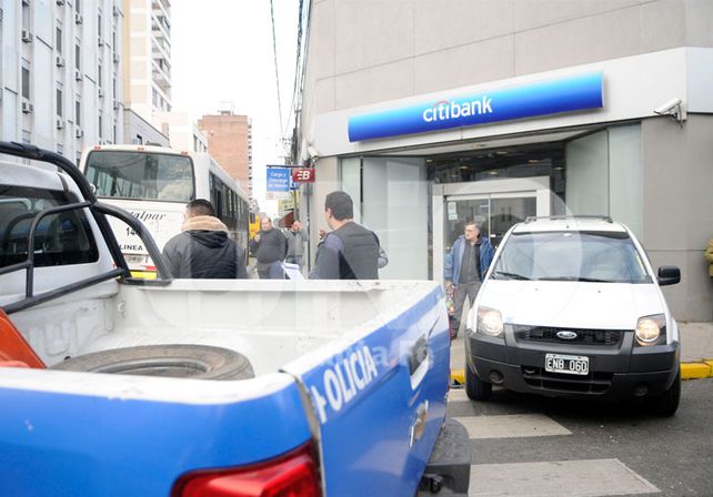 Un colectivo embistió a una camioneta que terminó en la vereda de un banco en pleno centro