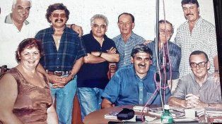 Casís en la radio. Artistas emblemáticos del litoral rodeando al querido periodista.