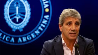 El ministro de Economía, Luis Caputo, en otro viernes de furia. El oro y los dólares en la mira.