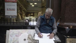 Provenzano en su puesto callejero de la peatonal casi esquina Corrientes donde dibuja y vende al paso.