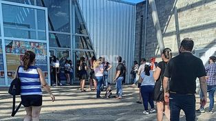 Demoras y quejas por la implementación del pase sanitario en el shopping