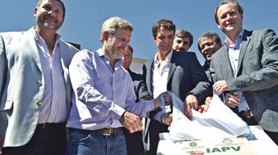 Frigerio inauguró las viviendas de los docentes de Agmer, entre otros cortes de cintas.