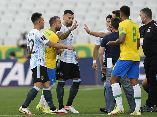La última vez que Argentina visitó a Brasil en eliminatorias terminó en un escándalo.