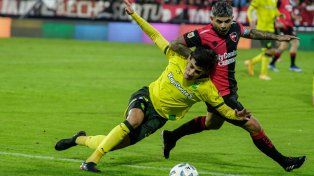 Flojo. Ever Banega no logró imponer su jerarquía con la pelota.