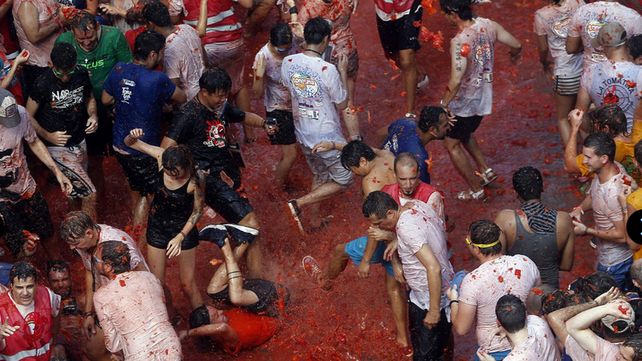 Tomatina, la batalla roja celebra su fiesta anual con un mensaje contra la homofobia