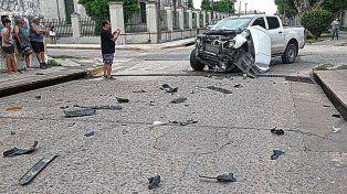 Fuerte choque en Victoria: una conductora intentó huir del lugar.
