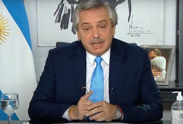Tras las críticas de los médicos, Fernández aseguró que hay que hacer un monumento al personal de salud