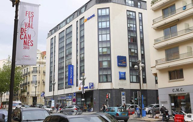 Bulevar Carnot. Frente del hotel Novotel al momento del arribo de los periodistas para conocer detalles del asalto.