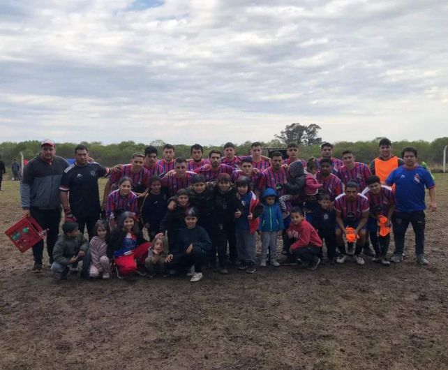 Tricolores. El plantel de Granaderos tras el triunfo y la clasificación.