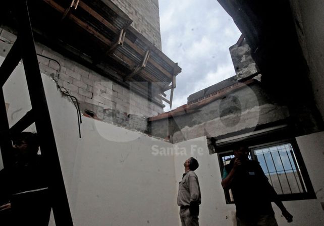 La pared del piso 12 de un edificio en construcción cayó en la casa de una vecina