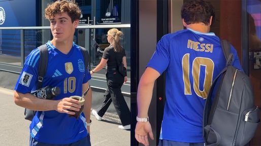 Franco Colapinto, feliz y con la camiseta de Messi en su llegada a pista en Bélgica