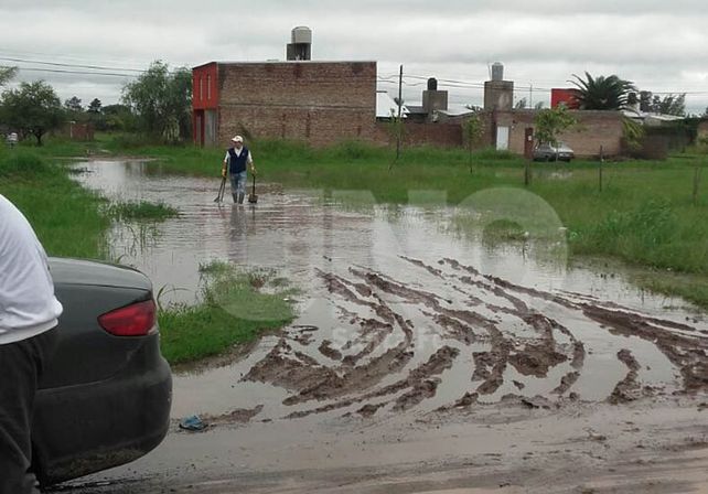 Vecinos del barrio Nueva Santa Fe realizan tareas de zanjeo por su cuenta