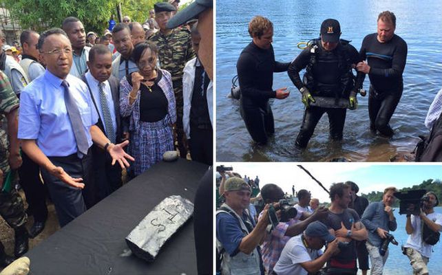 El presidente del Madagascar muestra el lingote que le presentó el explorador estadounidente Barry Clifford.