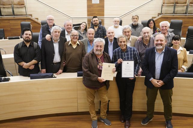 En el Concejo, después de la distinción, con amigos, ex compañeros de la secundaria, el director Nene Molina y el edil Carlos Cardozo.