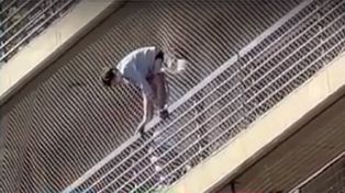 Rescataron un nene que estaba a punto de caer desde el balcón de un octavo piso