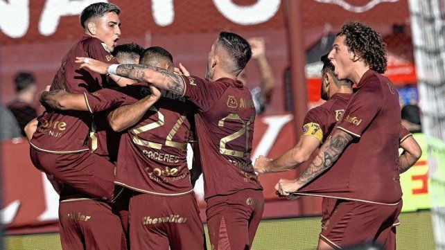 Lanús derrotó a Sarmiento y se suma a la pelea de arriba