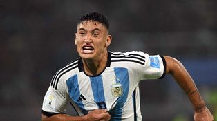 El artillero canalla Alejo Véliz marcó el gol del empate transitorio.