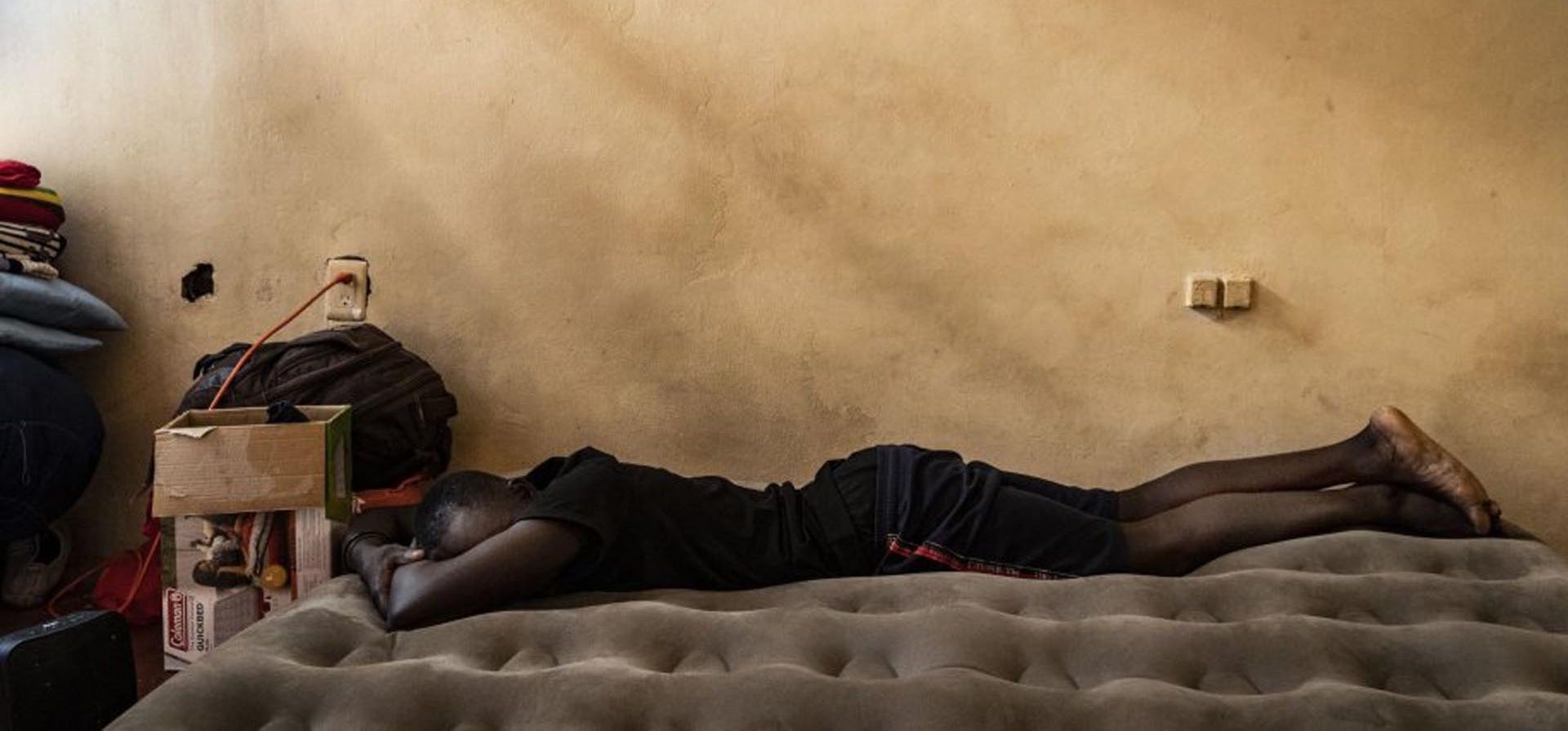 Un hombre proveniente de Haití descansa en la habitación de un cuarto de alquiler en Tapachula, Chiapas el 7 de agosto. El Gobierno mexicano ha establecido una política de contención que impide a los migrantes circular por el país, lo que les mantiene