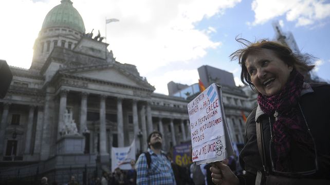 Científicos, estudiantes y docentes marcharon contra el recorte presupuestario