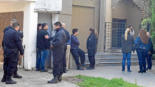 Dolor. Varios policías dieron el último adiós ayer a Marcos Di Fazio.