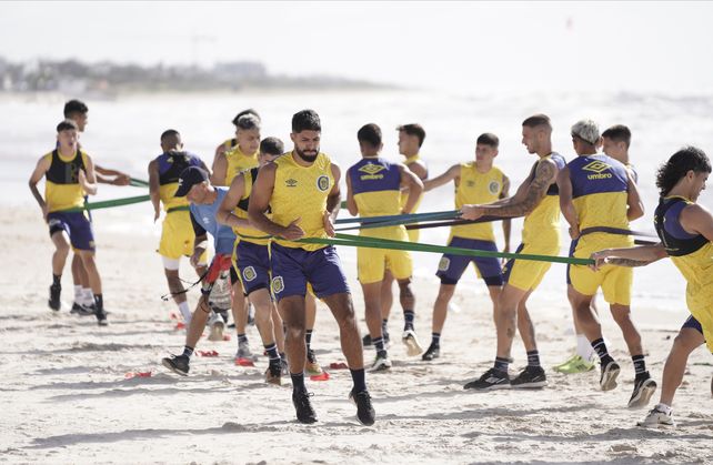 El plantel de Central se entrenó por la mañana en la playa frente al hotel. Una mañana distinta.