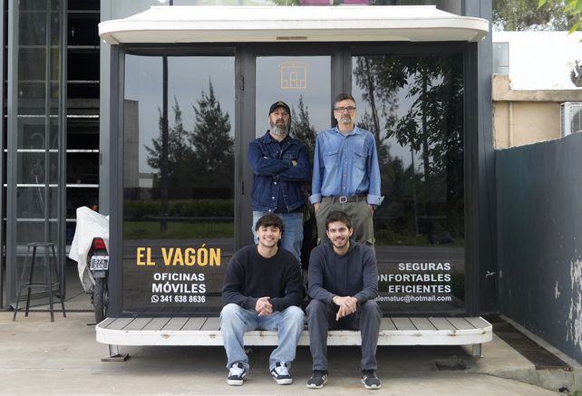 Parte del equipo de El Vagón en sus instalaciones en Arturo Illia al 300 en Funes.
