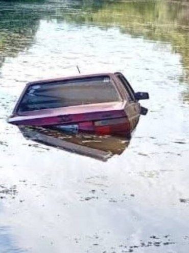 Vandalismo en Federal: fue de pesca y le tiraron el auto al arroyo