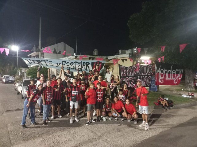 Los hinchas de Patronato en la puerta del estadio Grella.