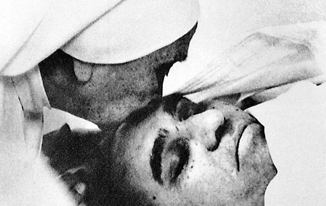 24 de marzo de 1980. Una monja besa la frente de Romero apenas iniciado el sepelio en la iglesia que lo mataron.