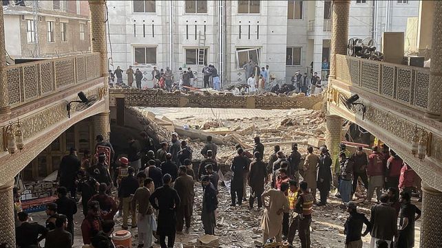 Al menos 61 personas murieron y otras 150 resultaron heridas en una explosión en el interior de una mezquita dentro del cuartel general de la Policía en la ciudad de Peshawar.