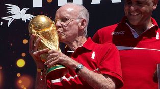 Lobo Zagallo fue el DT de Brasil en el título de 1970 en México (ante Italia) y fue asistente del triunfo en Estados Unidos 1994 (frente a Italia).