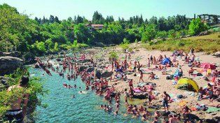 Playa Miami es un lugar natural con bellas y amplias piletas para disfrutar en Córdoba.