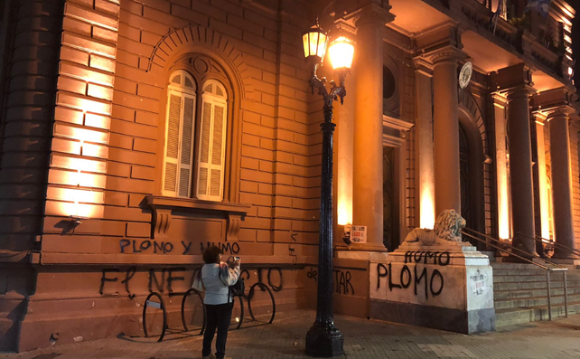 Pintadas en la fachada de la Municipalidad. Este martes aparecieron leyendas 