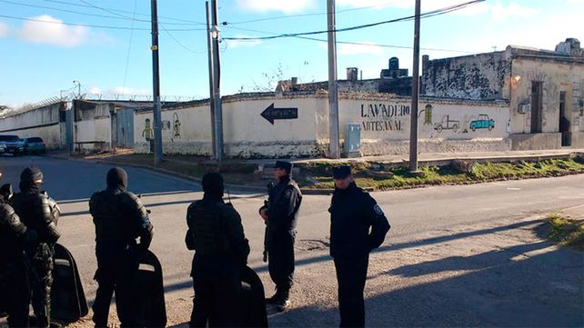 Tres reclusos muertos durante un incendio en una celda de la cárcel de Victoria